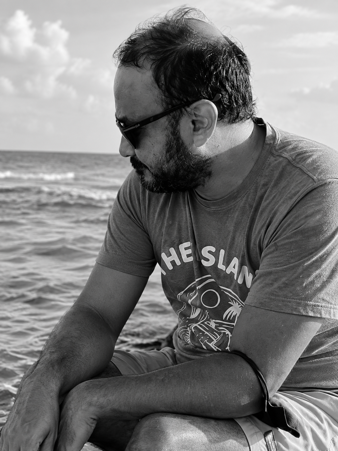 Retrato en blanco y negro de César González López, arquitecto de CGL Arquitecto en Playa del Carmen